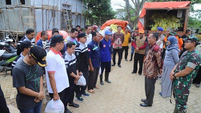 Penjabat Bupati hsu R Suria Fadliansyah di lokasi penyerahan bantuan untuk korban banjir.