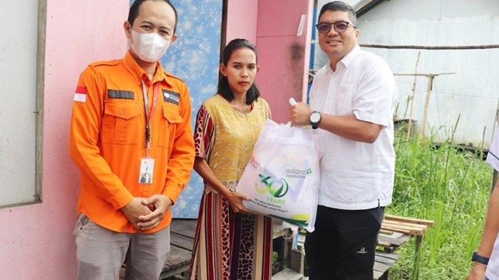 Penyerahan bantuan sembako kepada warga dari adaro Senin (24/10/2022).