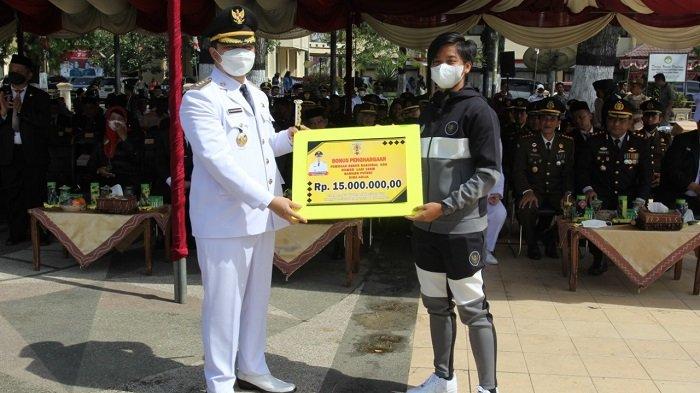 Penyerahan bonus Rp 15 juta untuk atlet lari