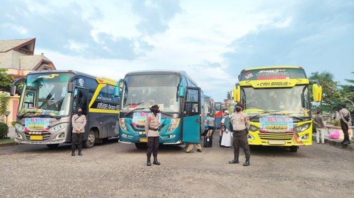 Petugas kepolisian berikan dukungan pengamanan di bus jemaah haji Tabalong Selasa (26072022).