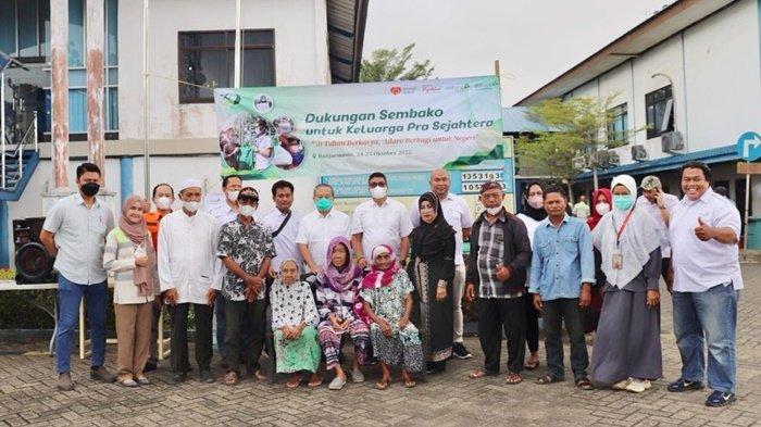 Pimpinan PT MBP PT Adaro Rumah Zakat pada penyerahan secara simbolis paket sembako.