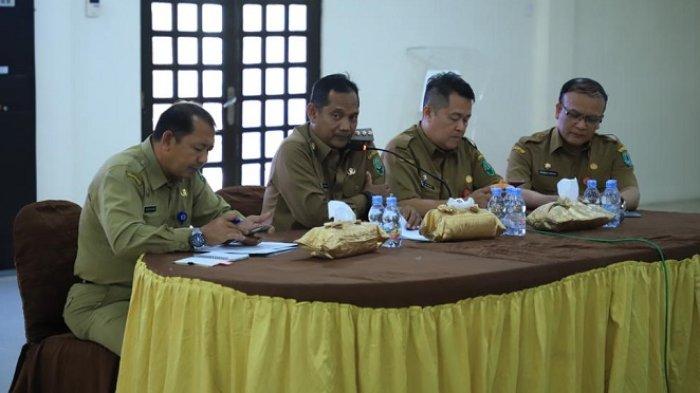 R Suria Fadliansyah pada acara Serah Terima Jabatan Pj Bupati HSU 1