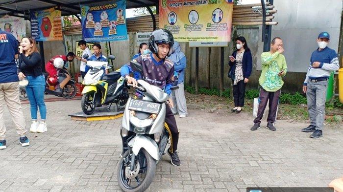 Tes berkendara pada Jumat Sehat With Yamaha di Kantor Kecamatan Banjarmasin Tengah Jumat (15072022).