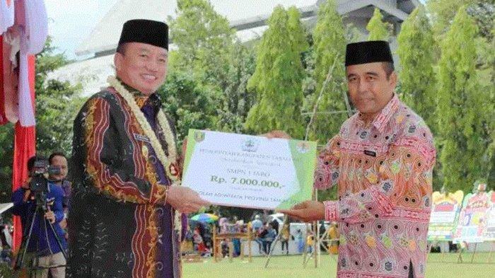 Wakil Gubernur kalsel Muhidin serahkan penghargaan kepada SMPN 1 Jaro Selasa (06/12/2022).