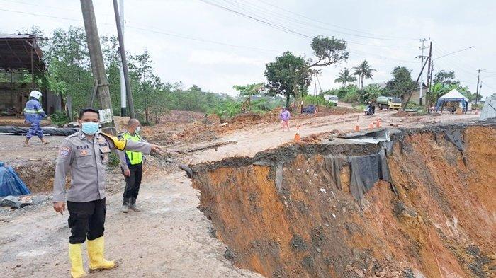 longsor ruas Jalan Nasional Satui Kabupaten Tanah Bumbu (Tanbu), kalsel 16102022.