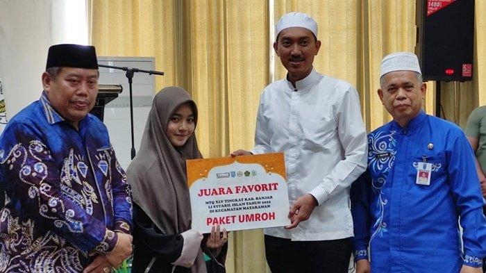umrah diserahkan Bupati Saidi Mansyur ke juara favorit MTQ XIV Kabupaten Banjar 19112022.