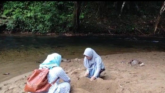 Asyiknya bermain pasir pantai Sungai Atiran Kabupaten HST.