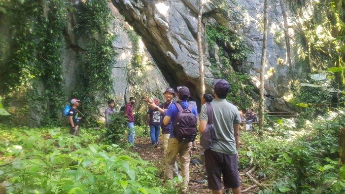 Beberapa pelancong dari Pelaihari saat hendak menuju Gua Liang Kuda-kuda Batu Besar Desa Riamadungan Kintap Kabupaten Tanahlaut.