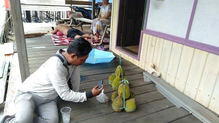 Menikmati buah durian di Wisata Buah Pulau Burung Kabupaten Tanahbumbu.