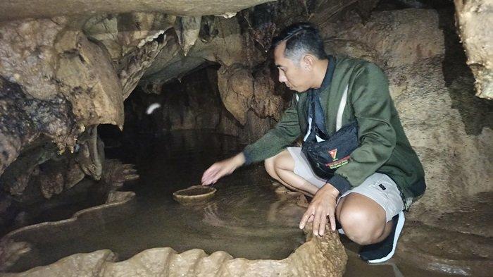 Pengunjung Wisata Kalsel, Gua Telaga Dewa di Desa Liyu Kecamatan Halong Balangan melihat wadah air yang disebut sebagai telaga dewa.