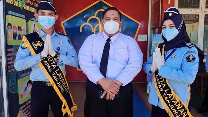 Kepala Lapas Tanjung Heru Yuswanto (tengah).