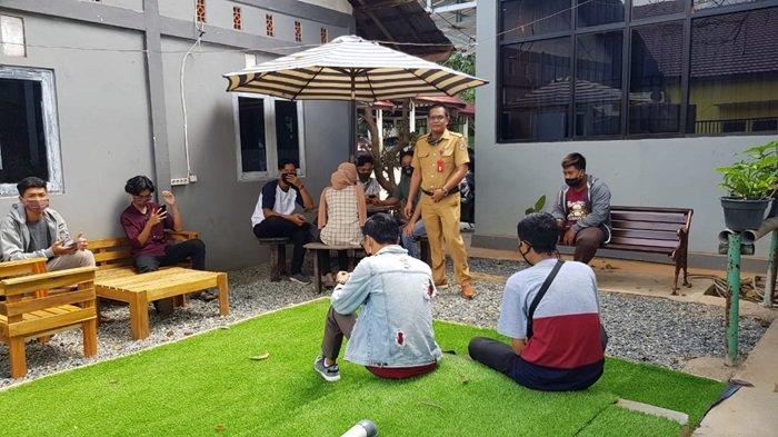 Tim Kreatif Dispar Tanahlaut bersantai sambil membahas kegiatan di Taman Fun Corner Dispar Tala.