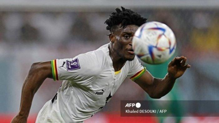Gelandang Ghana Mohammed Kudus menatap bola Al Rihla