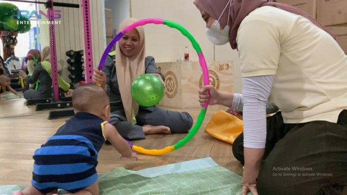 Rayyanza belajar merangkak melewati hola hoop