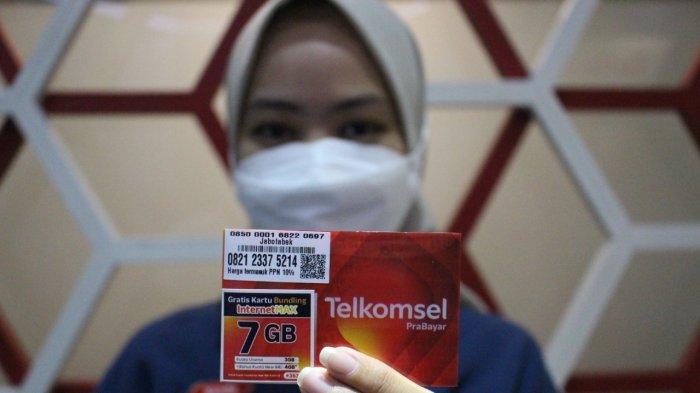 model perlihatkan kartu perdana telkomsel