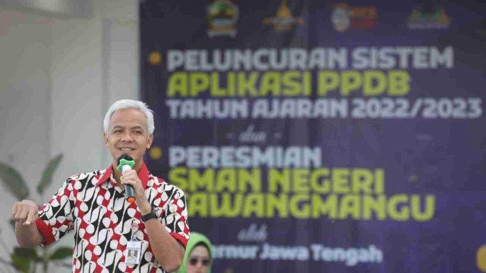 Ganjar Pranowo saat meresmikan SMAN Tawangmangu, Karanganyar, Rabu (15/6). a