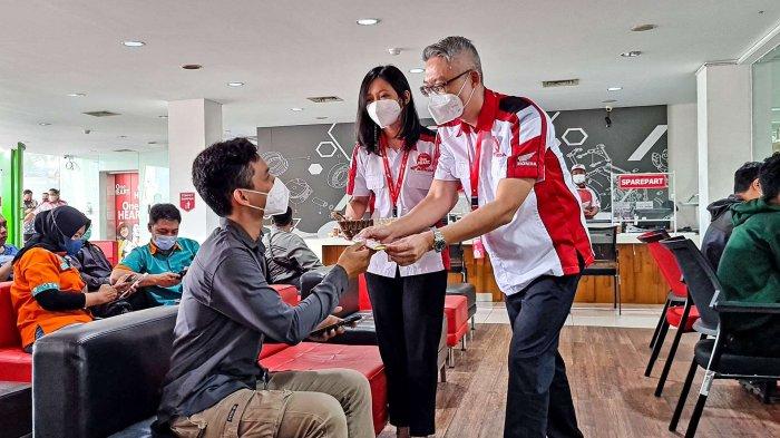 Manajemen Astra Motor Yogyakarta memberikan layanan khusus pada customer di ruang tunggu AHASS.