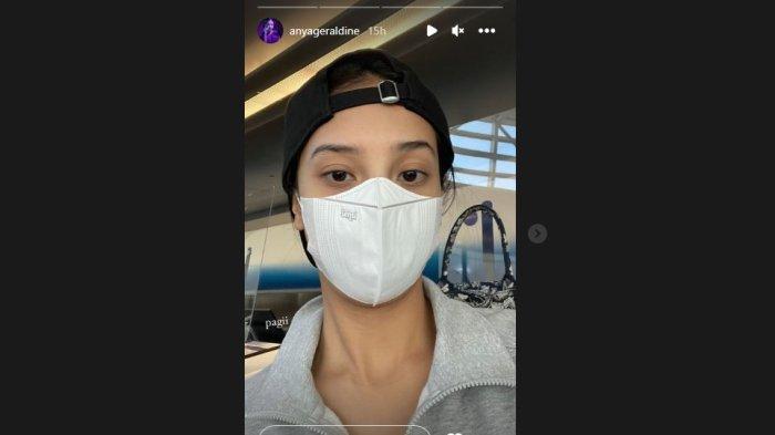 Anya Geraldine saat selfi ketika di bandara