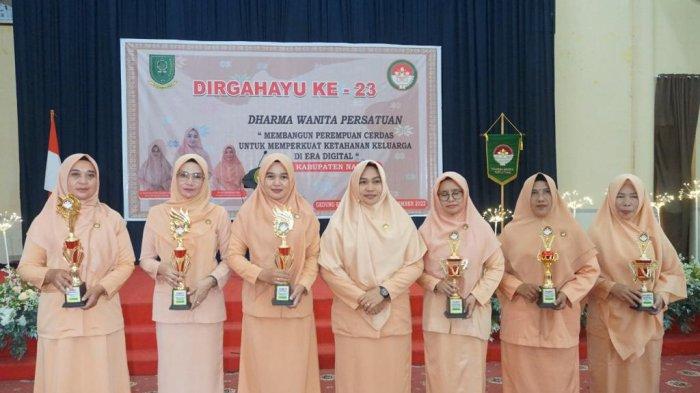 Poter DWP Kabupaten Natuna saat peringatan hari dharma wanita persatuan ke-23