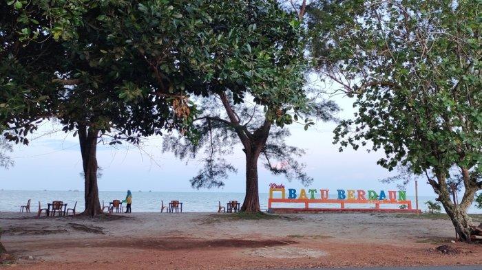 Tampak pintu masuk Pantai Batu Berdaun Lingga
