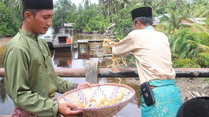 Tradisi Ketupat Lepas cara warga Lingga sambut Tahun Baru Islam