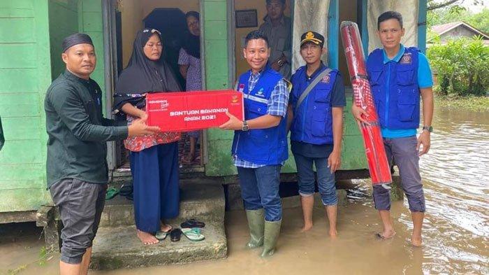 Wabup Lingga bagikan bantuan untuk korban banjir