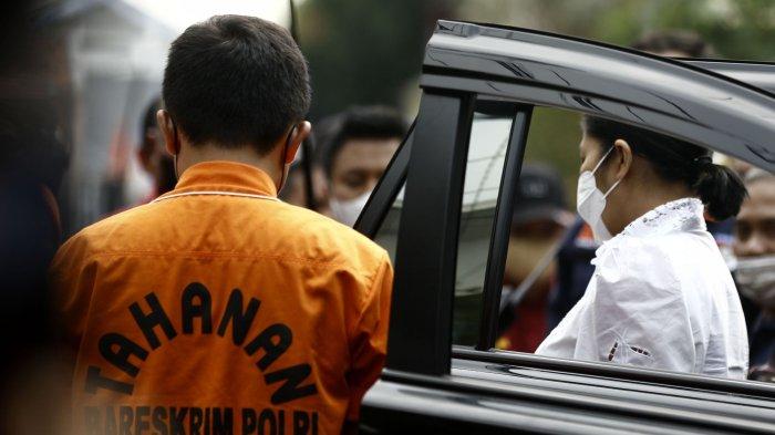 Putri Candrawathi, istri mantan Kadiv Propam Polri Irjen Ferdy Sambo, hadir mengikuti rekonstruksi pembunuhan Nofriansyah Yosua Hutabarat atau Brigadir J, di rumah Dinas, Duren Tiga, Jakarta Selatan, Selasa (30/8/2022). Rekonstruksi ini menghadirkan lima tersangka yang telah ditetapkan yaitu Ferdy Sambo, Putri Candrawathi, Bharada Richard Eliezer atau Bharada E, Bripka Ricky Rizal atau Bripka RR, dan Kuat Ma'ruf. Rekonstruksi tersebut memeragakan 78 adegan dengan rincian 16 adegan adalah peristiwa yang terjadi di Magelang pada tanggal 4,7,8 Juli 2022. Warta Kota/YULIANTO