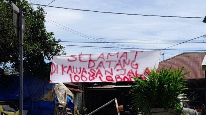 Spanduk berisikan protes warga di Jalan Hibrida Kota Bengkulu
