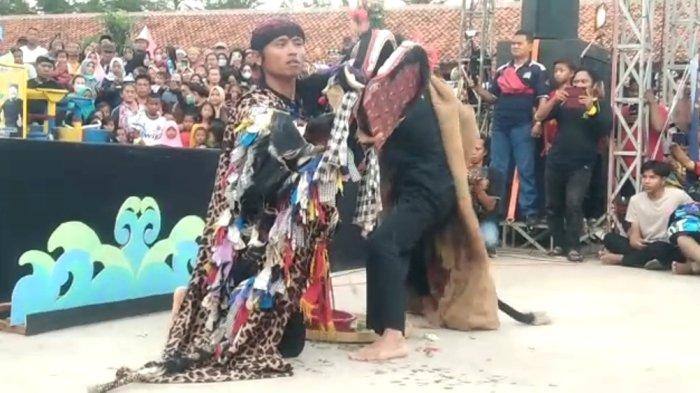 Penampilan kesenian berokan dalam Indramayu Art Festival di RTHh
