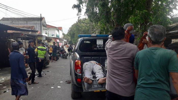 Polisi saat mengevakuasi korban kecelakaan lalu lintass