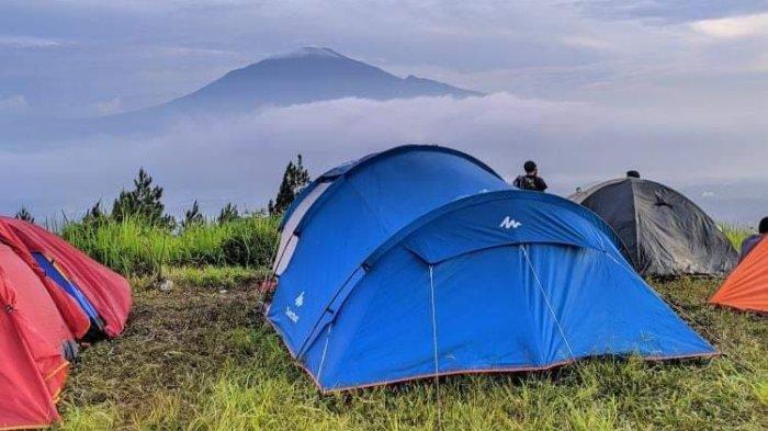 Suasana indah dari Objek Wisata Bukit Pamoroan di Desa Sedarajaa