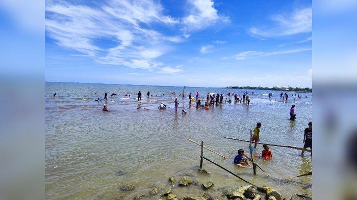 Wisatawan Berenang Pantai Tira Ayu