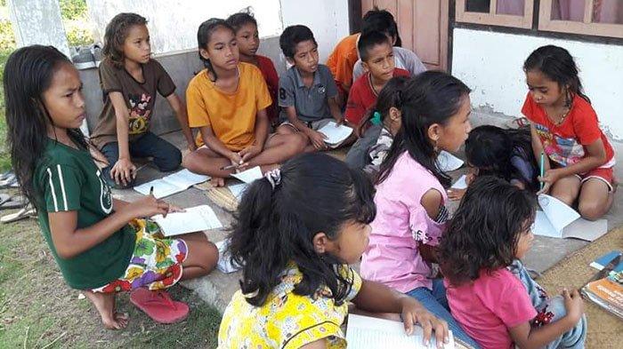 Anak Woang sedang belajar di Rumah Baca Woang Desa Terong