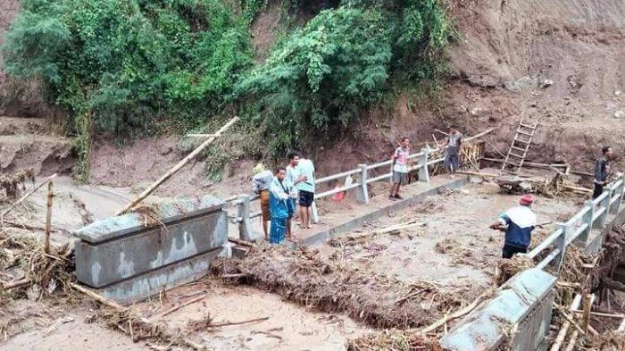 Jembatan di Palue yang Ambruk