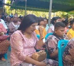 Momen Wisuda di UNIPA dan Isak Tangis Seorang Ibu Saksikan 2 Putrinya Wisuda