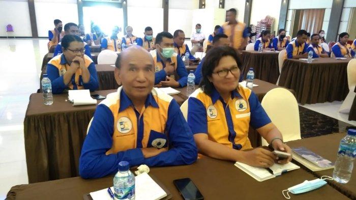 PENGURUS HADIRI RAPAT