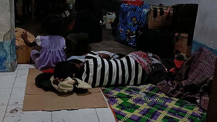 Penumpang tidur di luar ruangan tunggu Pelabuhan Lorens Say Maumere