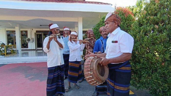 Rd Marten Sonda saat diterima di Bandara ada pemain musik