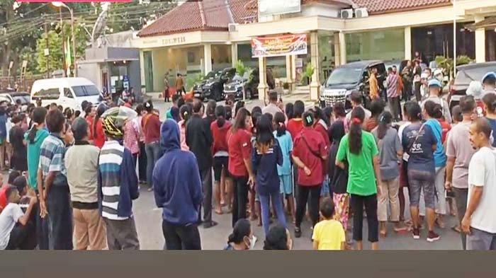 PADATI PENGINAPAN JOKOWI - Sejumlah warga mulai memadati kawasan penginapan Jokowi di Grand Wisata Ende, Rabu 1 Juni 2022 pagi.