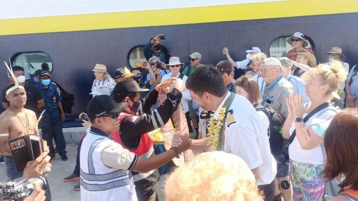 WISATAWAN TURUN DARI KAPAL