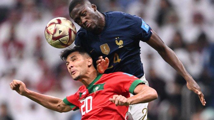 Ibrahima Konate berebut sundulan dengan bek Maroko