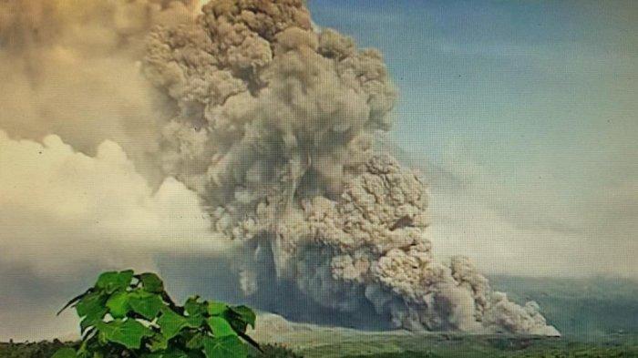 Gunung Semeru di Kabupaten Lumajang dan Malang, Provinsi Jawa Timur erupsi, Minggu (4/12/2022).