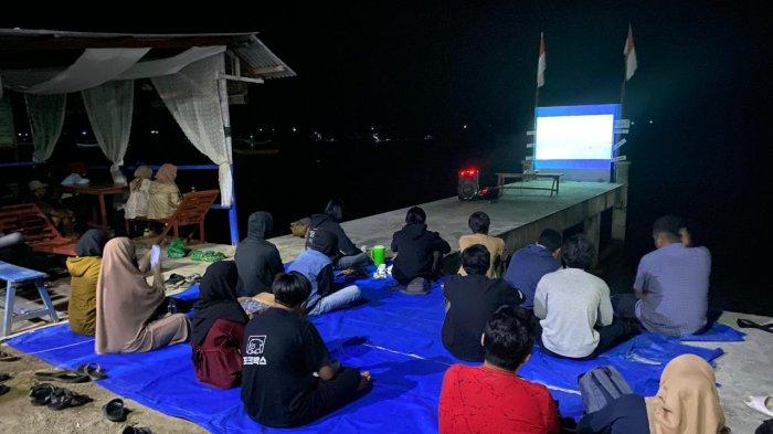 Nobar Film Angin Timur di Desa Botubarani, Bone Bolango. Kegiatan digagas oleh AJI Gorontalo dan SIEJ.