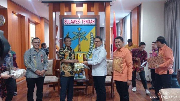 Penyerahan cendera mata dari Pemprov Gorontalo kepada Pemprov Sulawesi Tengah, usah melaksanakan penandatanganan Memorandum of Understanding (MoU) atau kesepakatan bersama untuk menekan inflasi, di Ruang Kerja Gubernur Sulteng, Kota Palu, Kamis (24/12/2022). Foto – istimewa