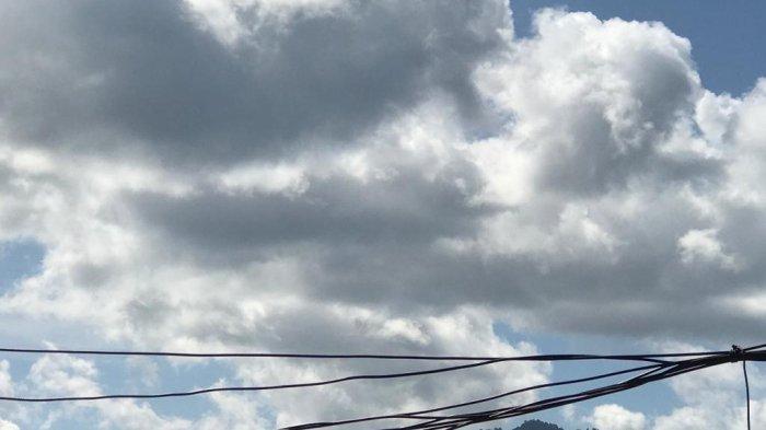Langit berawan di selatan Kota Gorontalo pada Senin pagi. Update cuaca Gorontalo untuk Senin 26 September 2022 hari ini. Kota Gorontalo cerah berawan saat pagi hari.