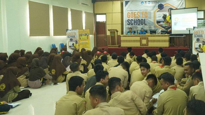 Siswa MAN 1 Kabupaten Gorontalo mendengarkan secara seksama Direktur UT Gorontalo Andi Suci Anita dalam mempromosikan kampus UT Gorontalo.