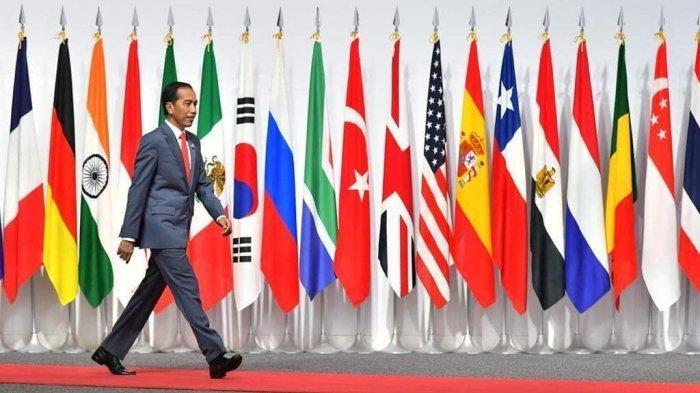 Presiden Joko Widodo (Jokowi) saat berjalan di atas karpet merah di panggung dan melewati deretan bendera negara G20 di INTEX Osaka. Bakal dihelat mulai besok, Selasa 15 November 2022, ketahui apa itu KTT G20, peserta, tujuan pelaksanaan, hingga agenda yang dibahas.