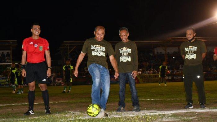 Tendangan pertama Brigjen TNI Amrin Ibrahim sebagai penanda Turnamen Danrem Cup Mini Football Padebuolo resmi bergulir, Sabtu (22/10/2022).