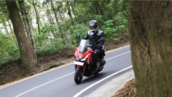 2 Begini Cara Naik Motor Matik di Tanjakan & Turunan