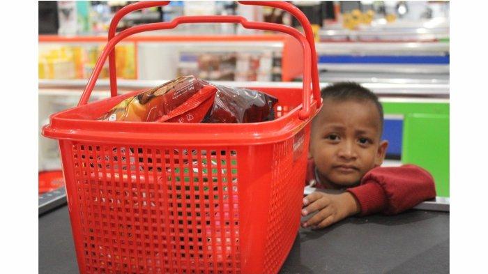 2 DD Jabar ajak anak yatim dengan nonton film Tegar dan belanja ceria.
